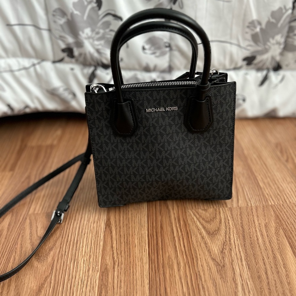 MICHAEL MICHAEL KORS
Mercer Medium Logo and Leather
Accordion Crossbody Bag